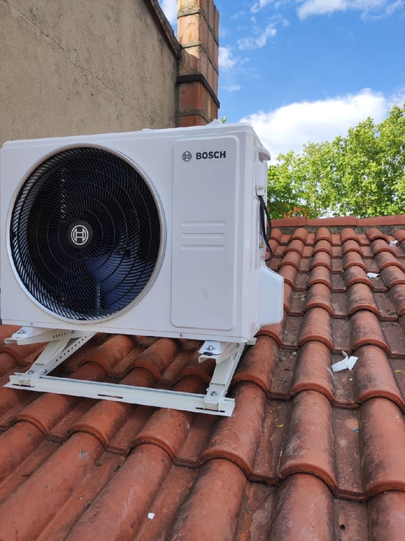 Installation d’un système de climatisation avec support toiture à Colomiers par Aquagaz